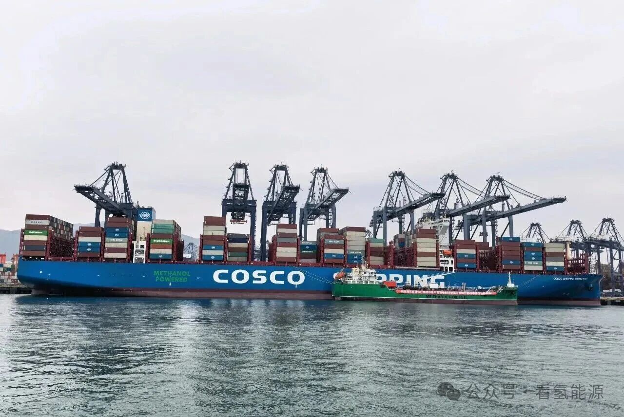 “大庆268”轮完成国内首单,中国绿色航运自主加注能力实现“零的突破”(图1) “大庆268”轮完成国内首单,中国绿色航运自主加注能力实现“零的突破”(图1)