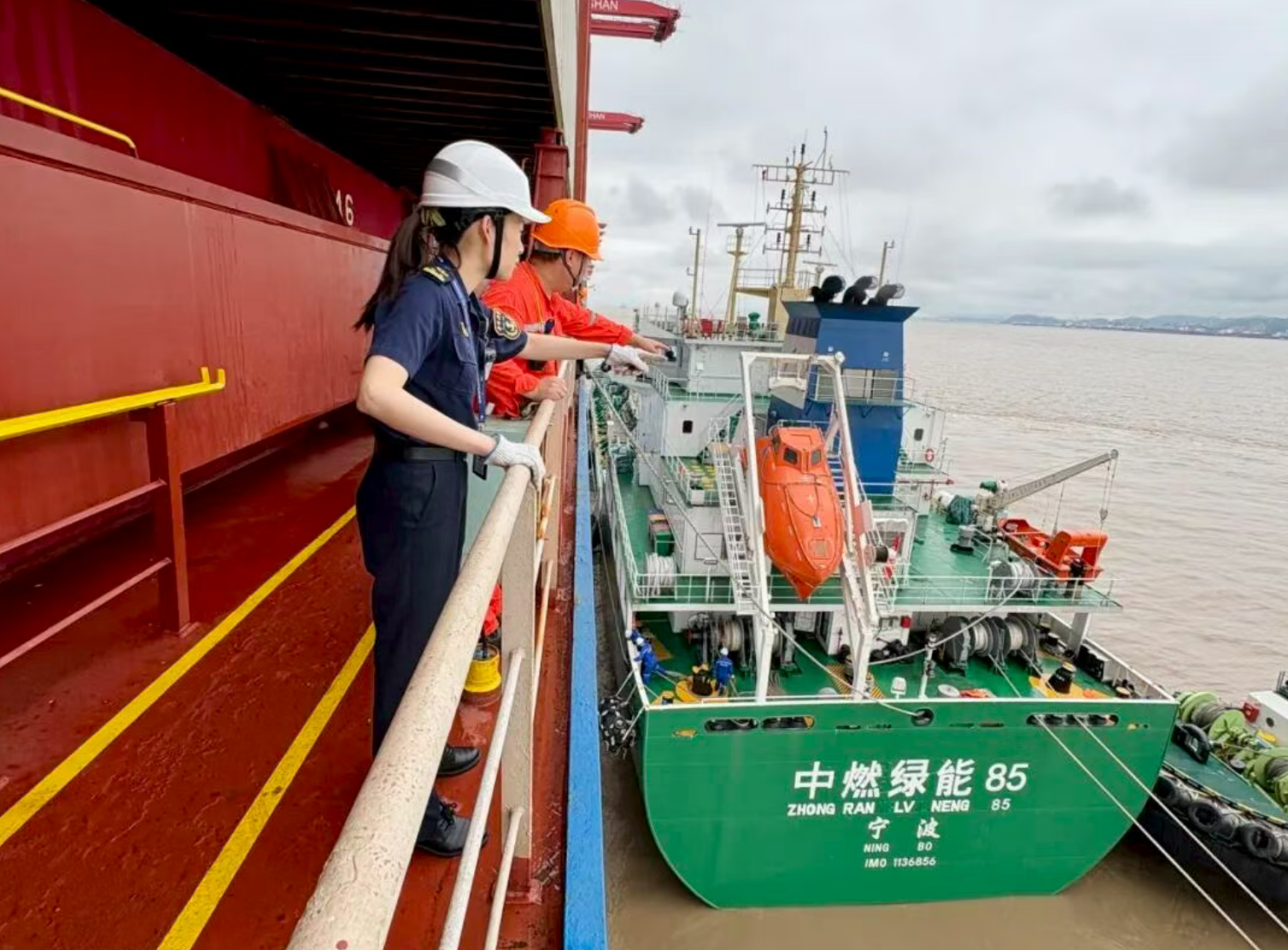 【宁波海事】全国首次！宁波舟山港完成国际航行船舶绿色燃料“一港三供”(图10)